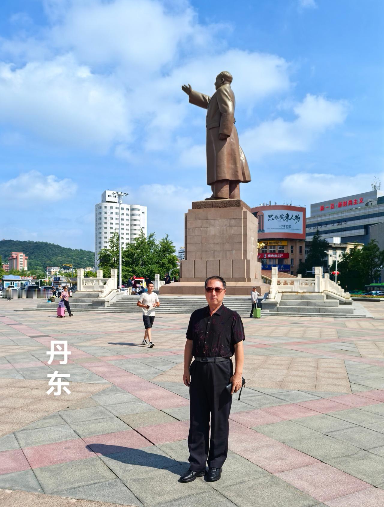 相较于二十年前，丹东市的楼多了但人气有些不足，特别是街道上的年轻面孔少了，这是我