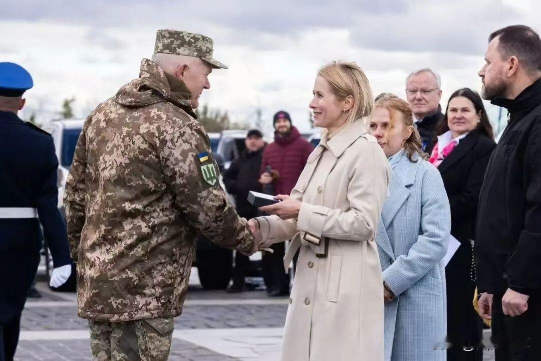 欧盟可能真的没钱了，向乌克兰军援价值650万欧元的设备，也要大肆宣传一下。当地时