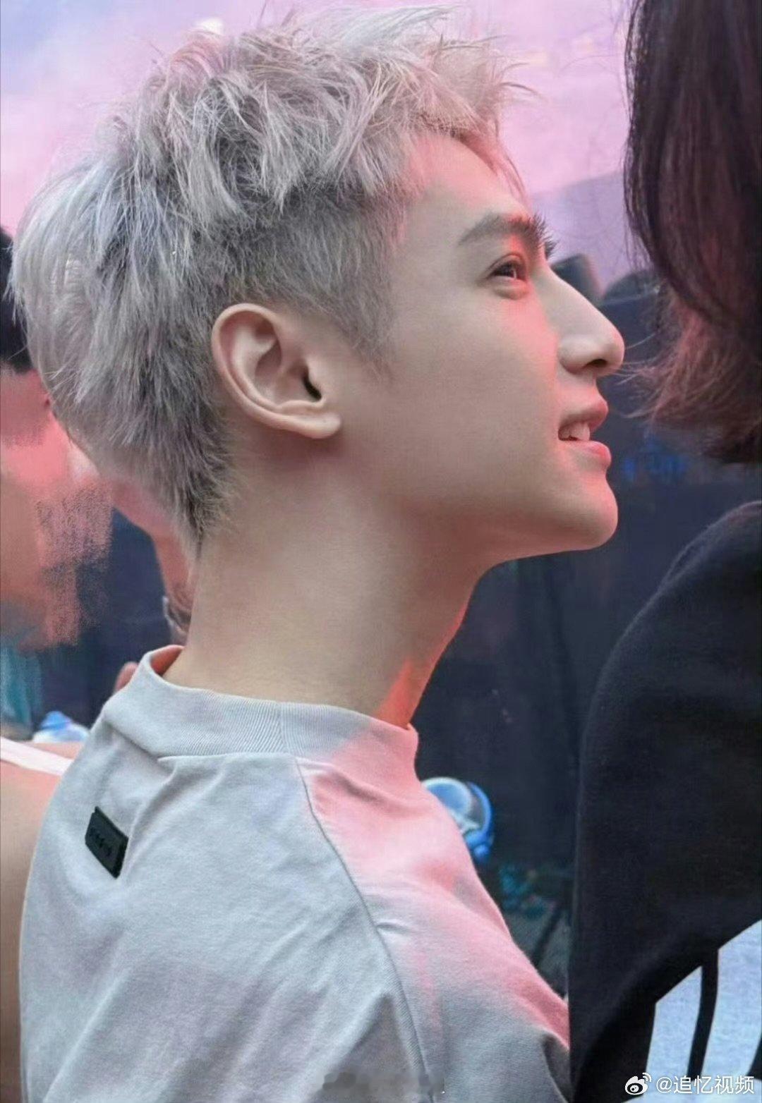 张杰演唱会上的罗云熙张杰演唱会上的罗云熙！！好帅好立体的五官，生图太抗了 ​​​