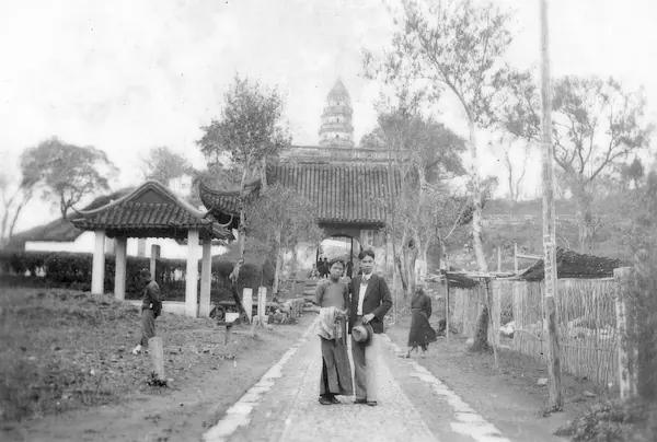 1933年，摄影师沙飞和新婚妻子王辉（王秀荔）蜜月旅行期间拍摄的几张照片。图1-