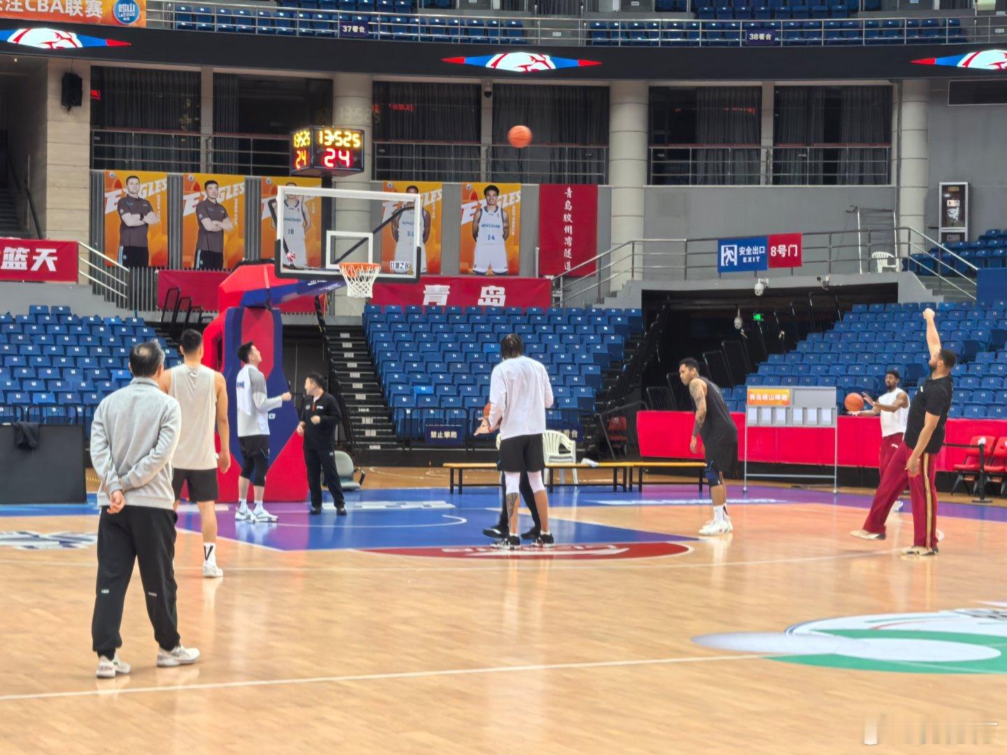 青岛男篮vs北京男篮 今天的阵容与上一场对山东完全相同，赵睿小曾不会复出，比赛的