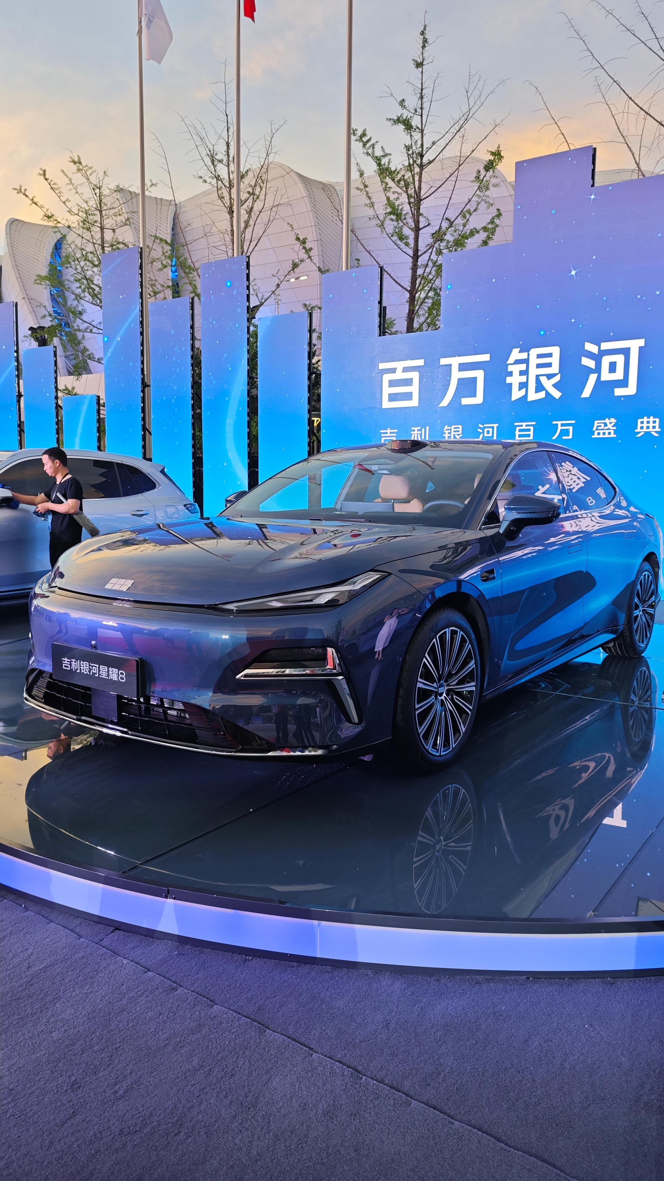 这么大的车，旗舰定位，居然11.58万起？银河星耀8正式上市11.58万元起 ​