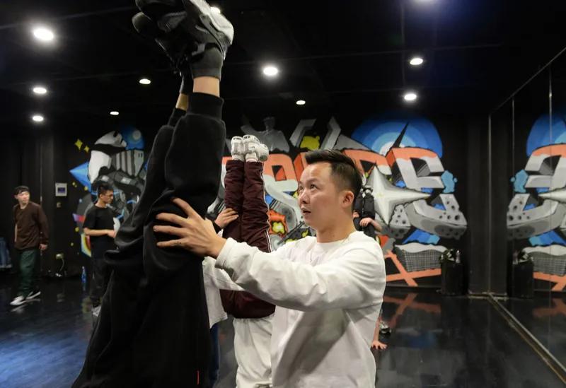 立志
少年立志有梦想，
不惧艰难勇于闯。
誓为天下敢领先，
工作勤奋有模样。
