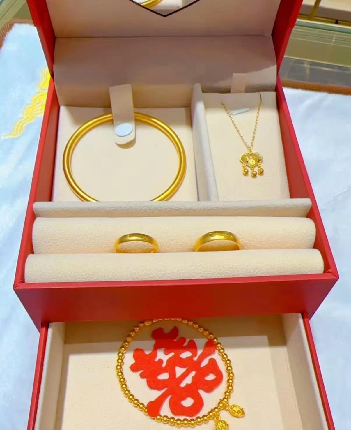 结婚三金从2013到2026年行情变化：

2013年：三金约9000元
201