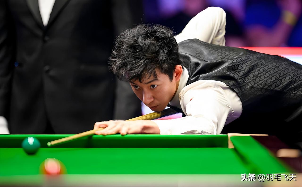 面对偶像吴宜泽毫不手软
北京时间3月21日2026年斯诺克世界公开赛半决赛，吴宜