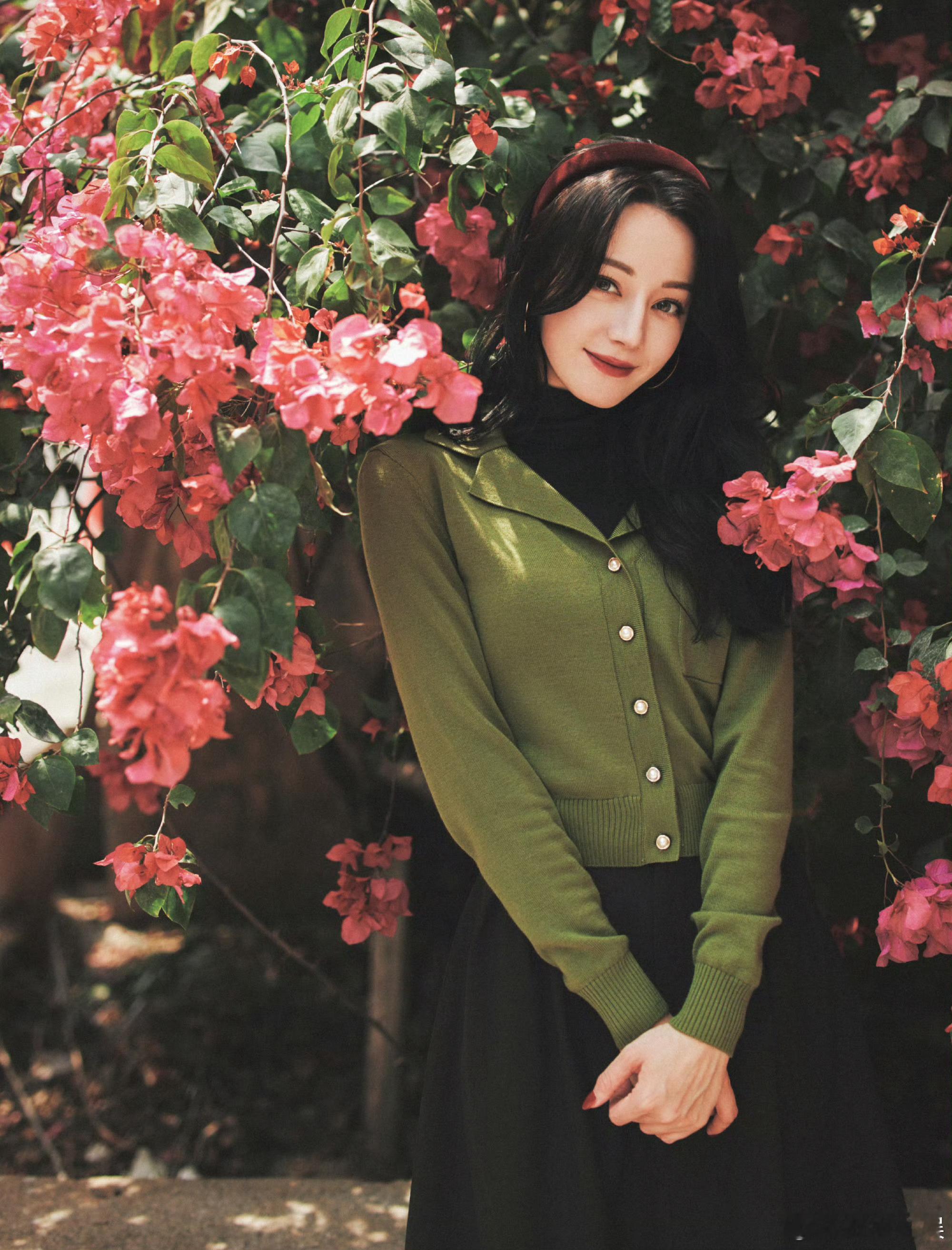 #迪丽热巴红配绿妆造# 迪丽热巴红色发箍搭配绿色针织衫,好有复古美人那味啊！ ​