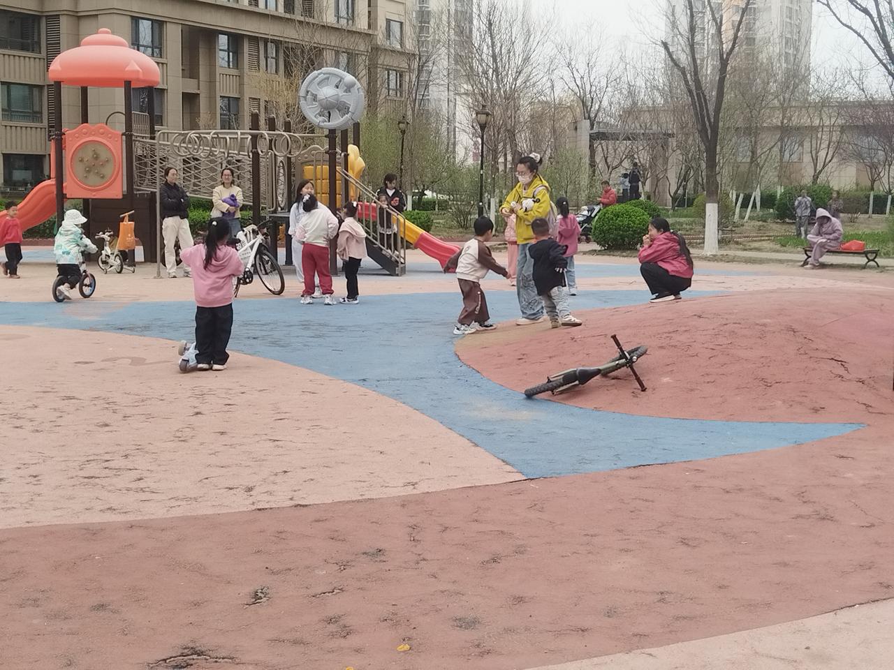 回家路过小区的广场，看着欢乐的孩子们，忍不住坐了一会儿。

滑梯、假山、沙滩、攀