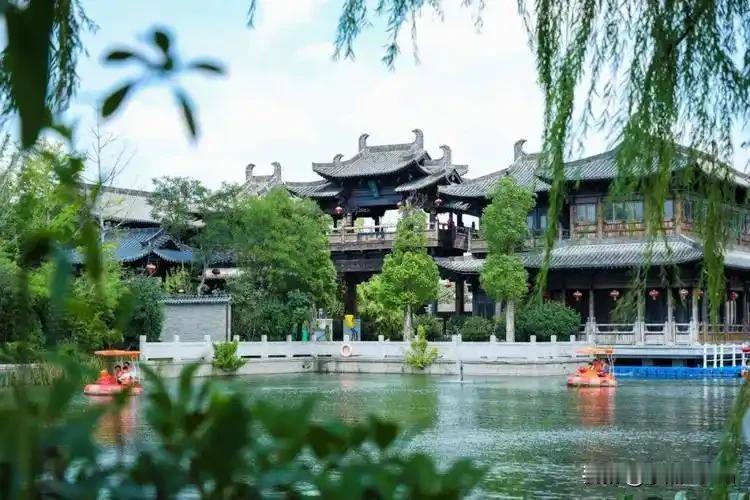 春日生活打卡季春风送暖花自开，万物苏醒展新彩。愿你在这个美好的季节里，事业有成步