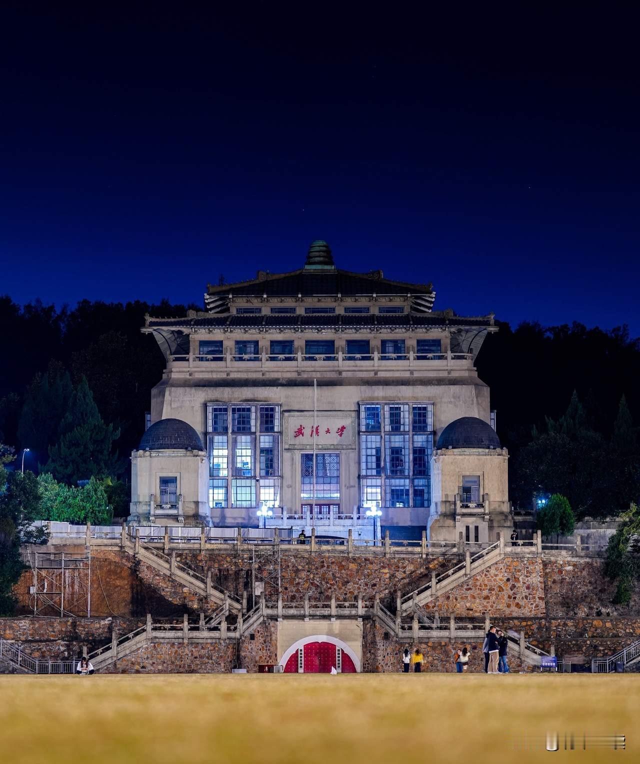 百年武大，该醒醒了！
“自强、弘毅”四个字，你还认得吗？
如今的武大，却在一次次
