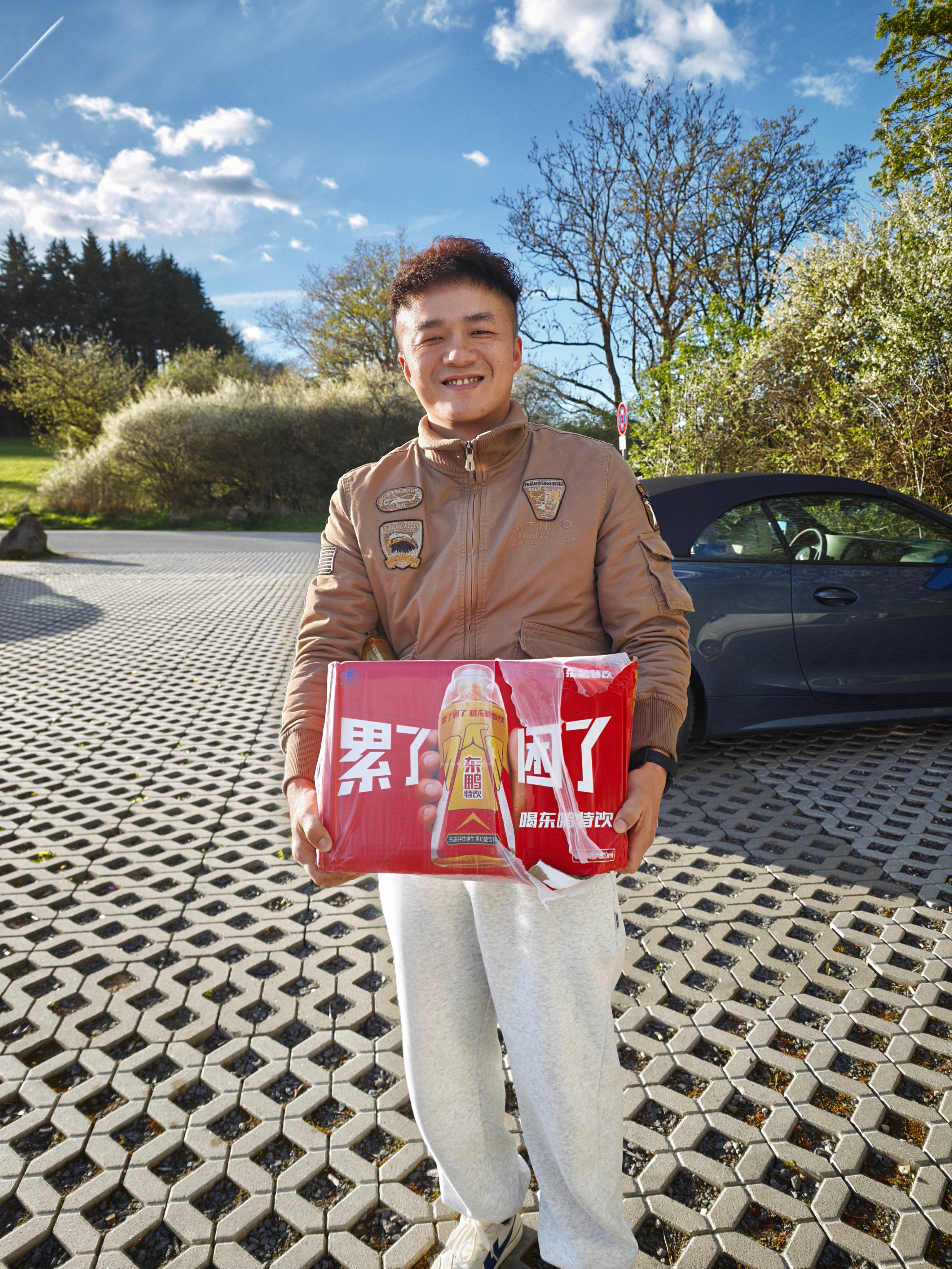 看看我干了什么？来跑纽北NLS比赛，我特意提前邮寄了好几箱东鹏特饮过来，明后天比