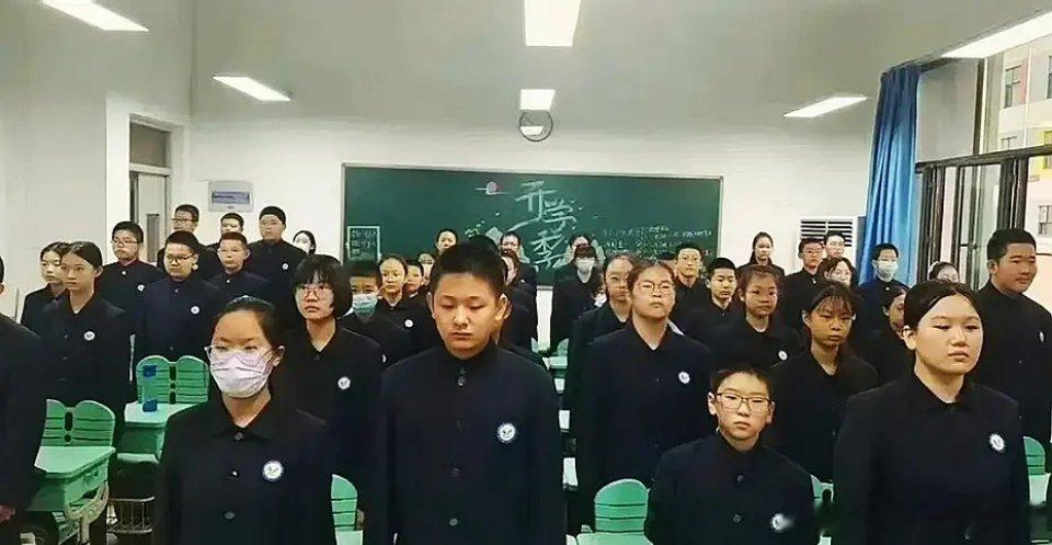 这校服怎么越看越瘆人啊 ​​​