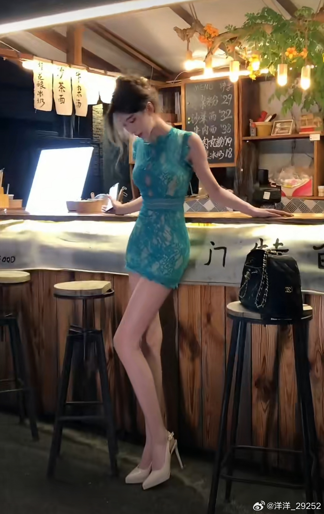 洋洋高锐”酒店里的一朵花◎凝望再凝望芳心……忐忑间前台无花果秀姿超温馨◎纤手在云