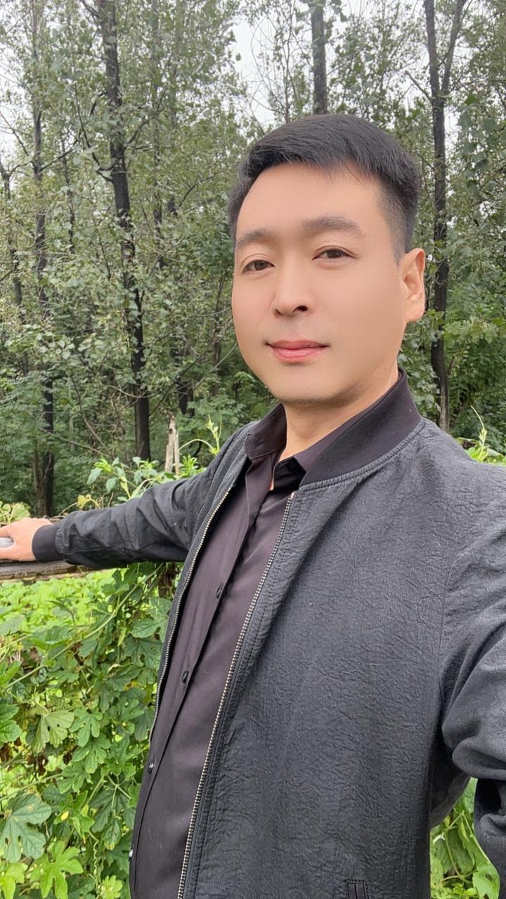 今晚喝了点酒，我哭了，就那么一瞬间，心里莫名的心酸，都不知道自己是怎么...