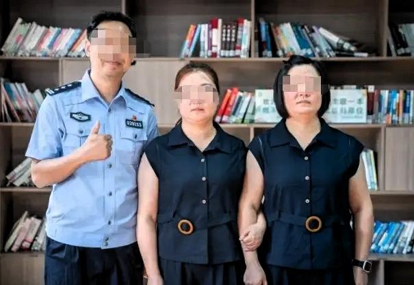 四川绵阳一对夫妻，1986 年在西安打工时生下一对同卵双胞胎女儿。谁能想到，女儿