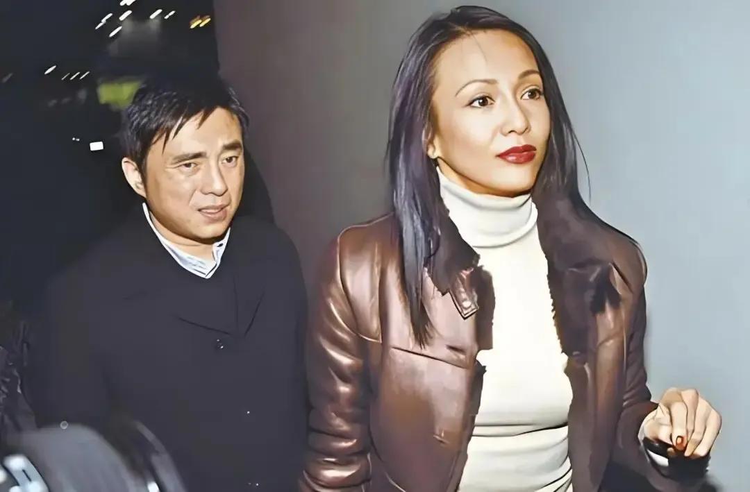 2008年，郑裕玲向同居16年的男友吕方提出分手，要求他净身出户，吕方舍不得30