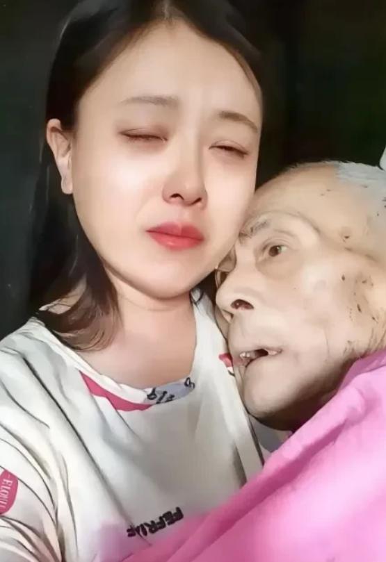泪目！河南商丘，一老人在医院看病，自知可能要不行了，就跟女儿说想喝一碗面汤，女儿