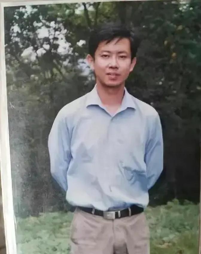 "我宁死也不道歉！"2019年，一名乡镇执教19年的优秀教师，在亲吻过自己的一双