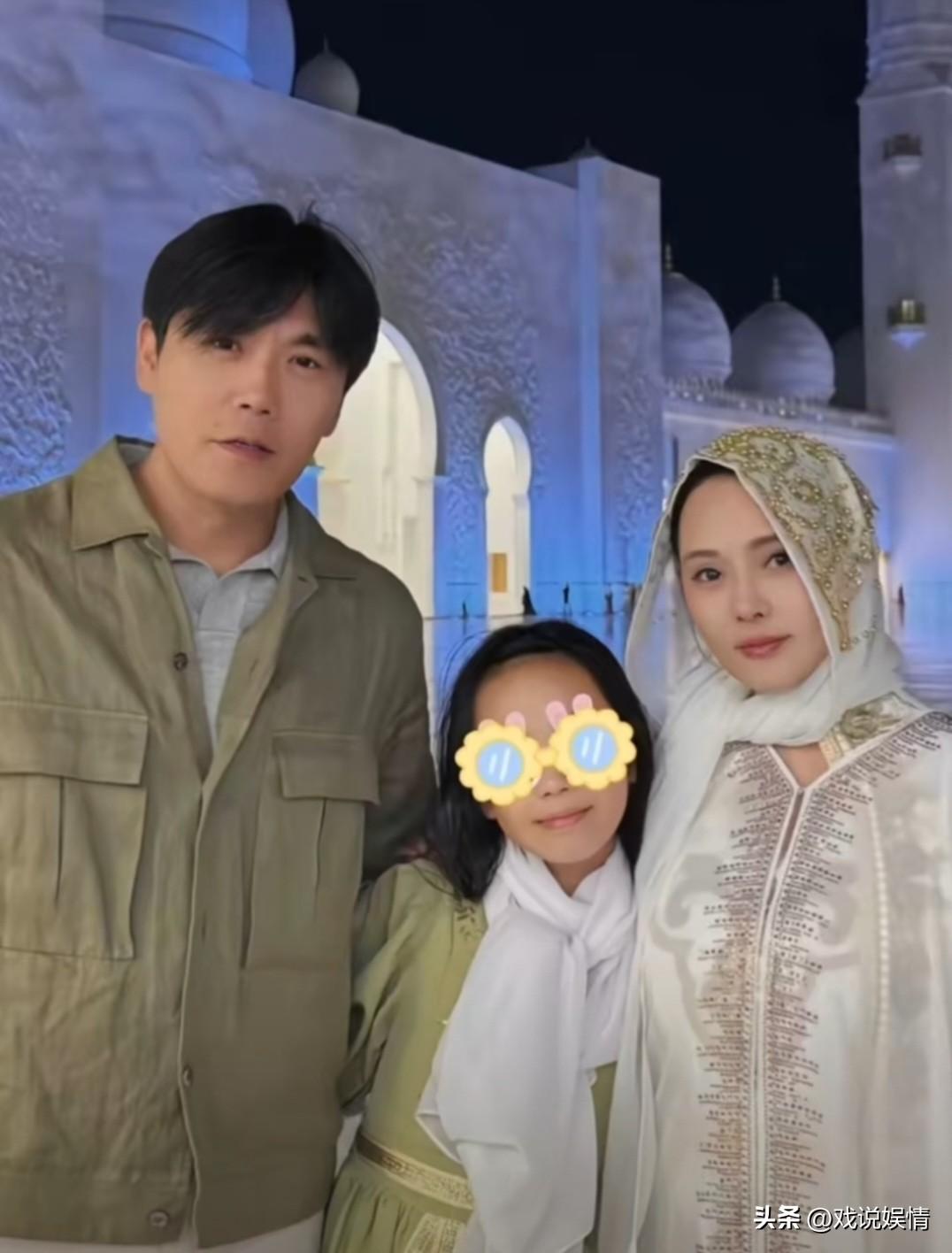 伊能静应该很庆幸早早带着全家人从迪拜旅游回来了。
在2025年末至2026年初，