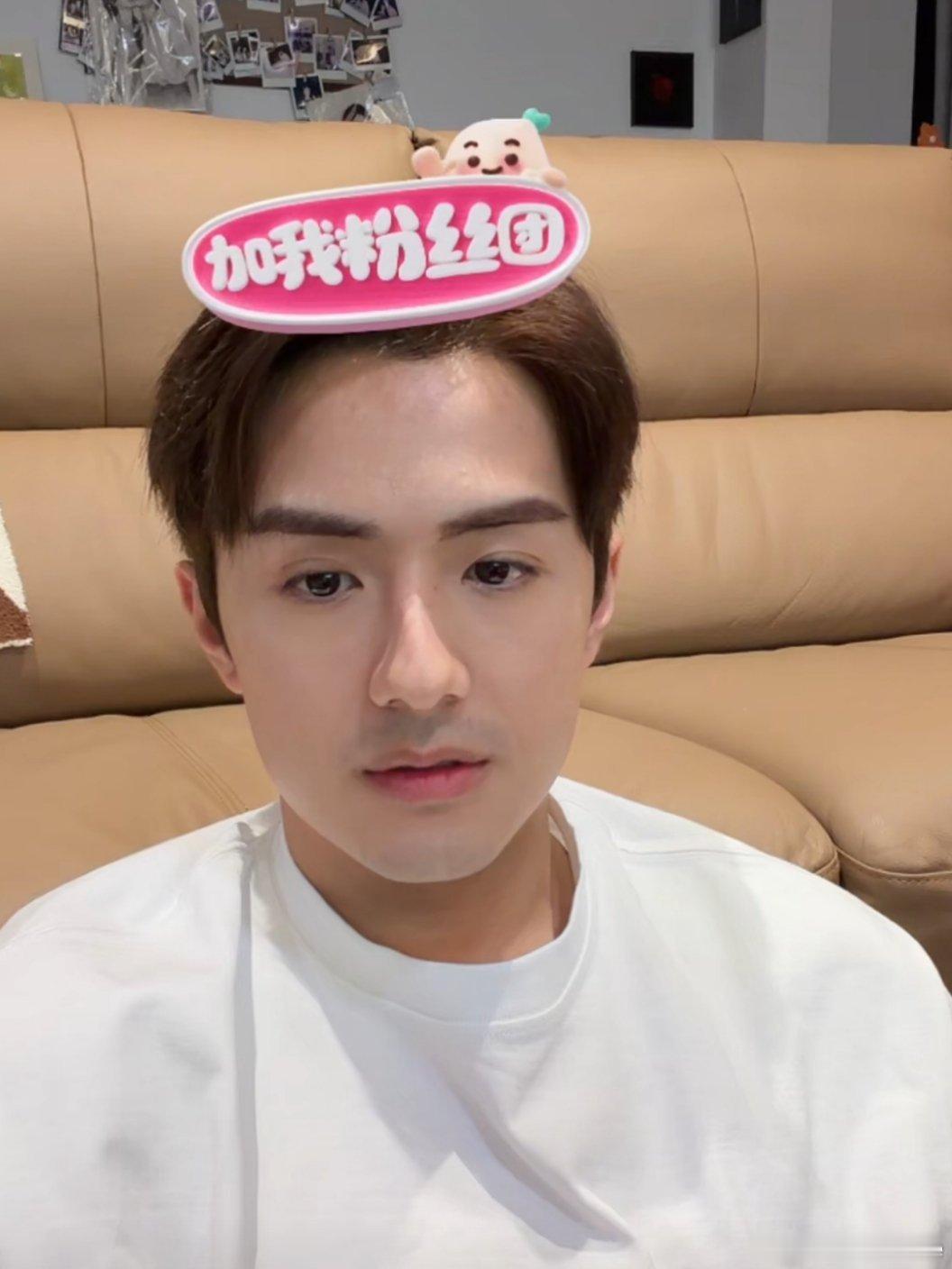 涂毓麟昨天在“他们的家”直播粉涨了，普通话进步了会活跃了气氛了，会互动了～以后就