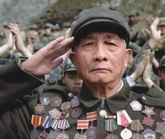 1938年，几十个日军脱下衣服在河中洗澡时，被路过的一名八路军战士看到，他当即开