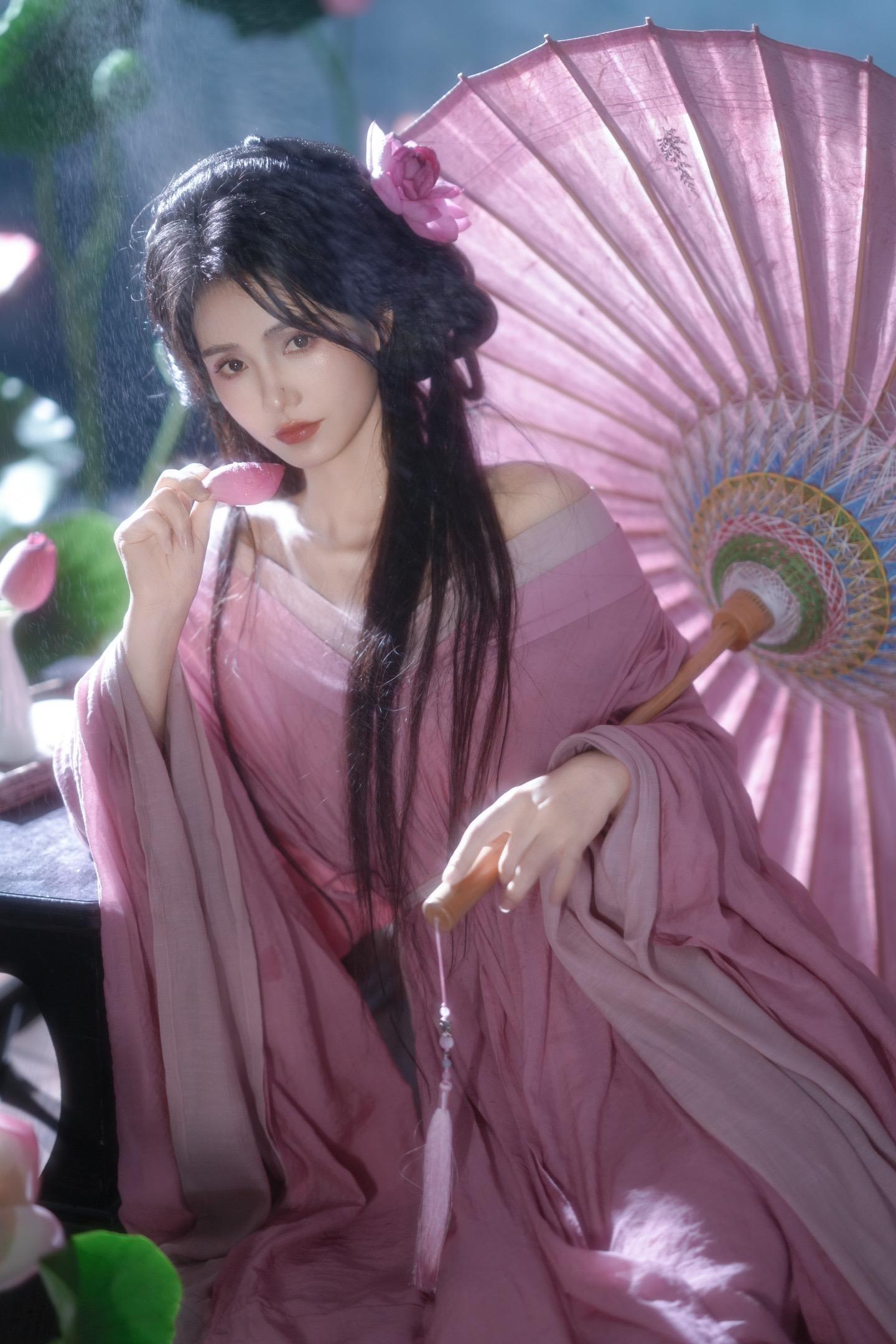 雨中芙蕖。