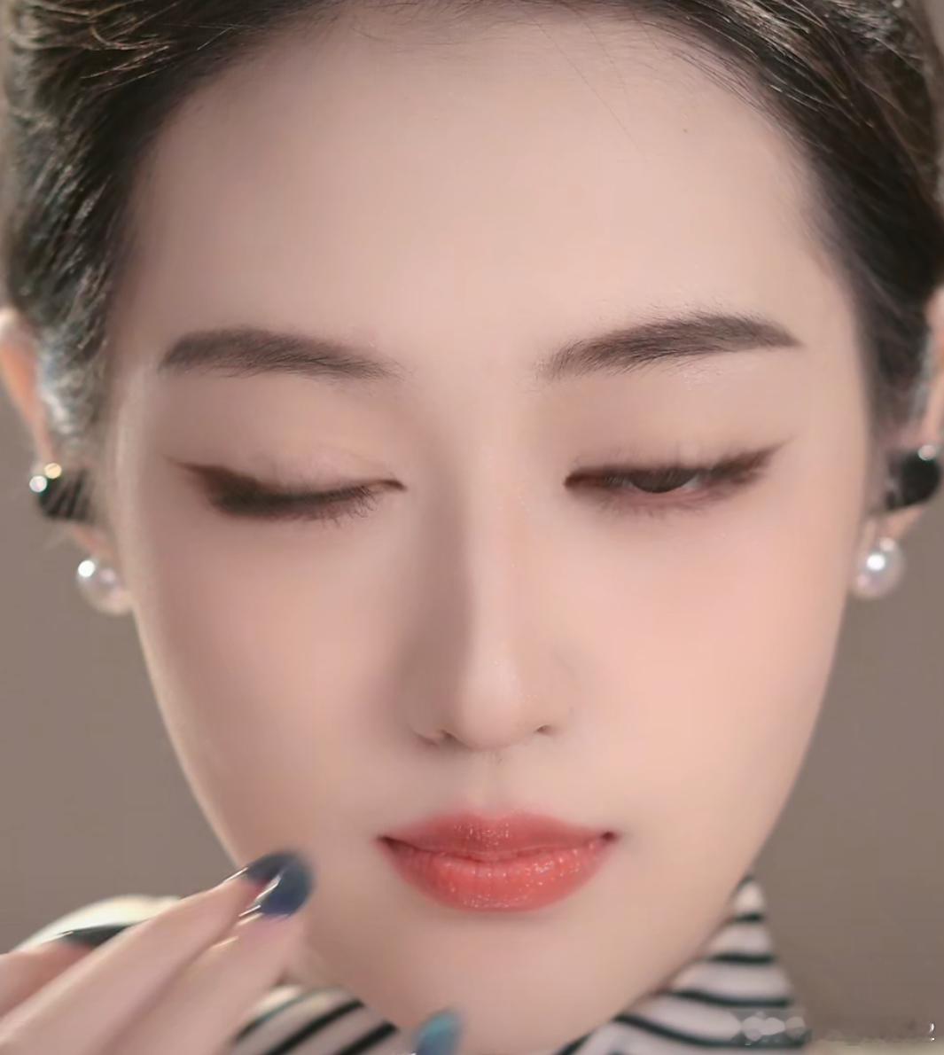 洋洋高锐、睡美人·吗◎谁的梦……不是梦梦中……笑靥如虹◎谁的心……不是心心中……