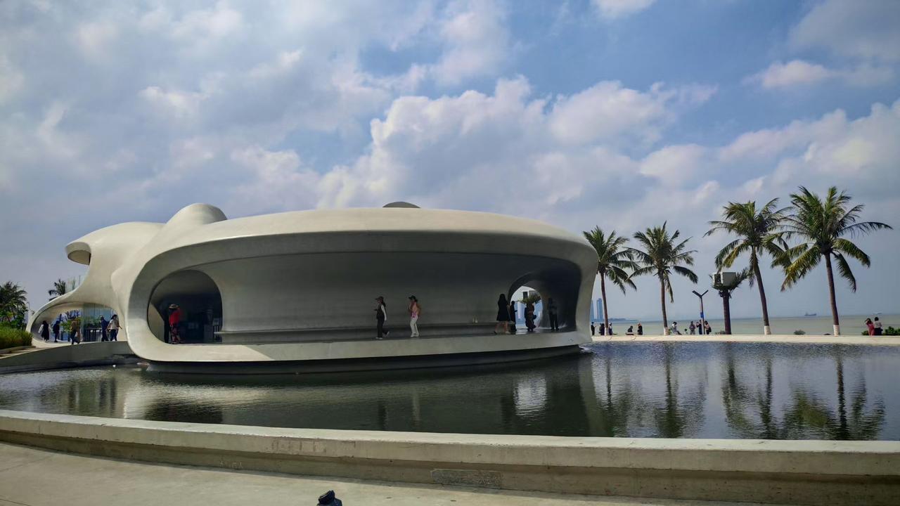 ✨云絮在蓝天铺展成绵柔的画，艺术感的建筑如从水里生长出的白贝，人在其间漫步，像闯