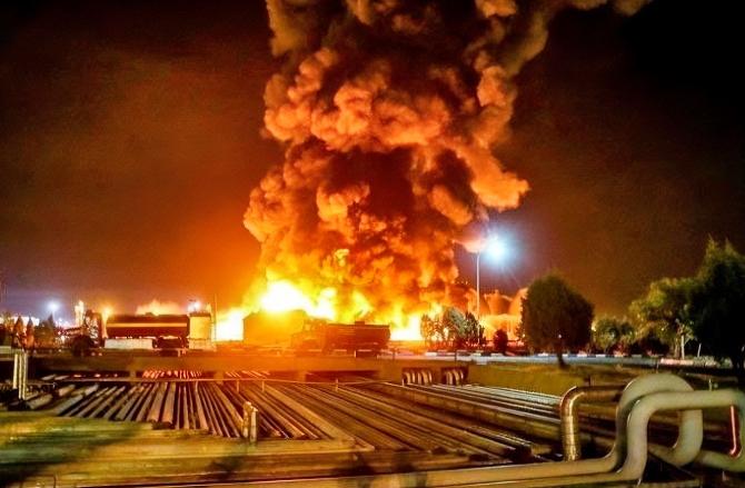 一片哗然！伊朗30余个大型储油设施遭到袭击，美国被指责得不到就毁掉。

3月8日