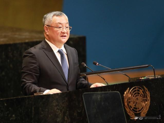 中日关系目前持续紧张，日本国内多个行业已感受到压力。大阪、神户等地餐饮与民宿经营