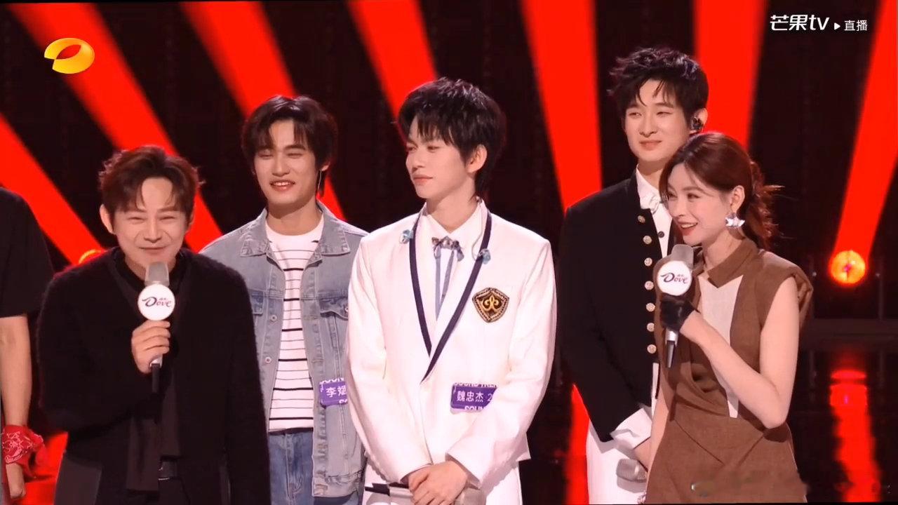 何炅 是尴尬嘞声鸣远扬 魏忠杰拿着选择权在选手面前“巡逻”，每走到一个人面前就凑