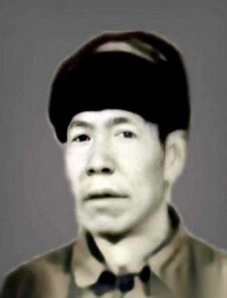 根据那份被广泛报道的抗战老兵肖万世生平档案，他人生中最刺眼的一笔，并不是骨灰里烧