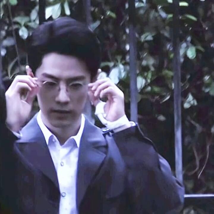 肖战这组摘眼镜的图，诠释了风流倜傥任少白的含金量！ ​​​