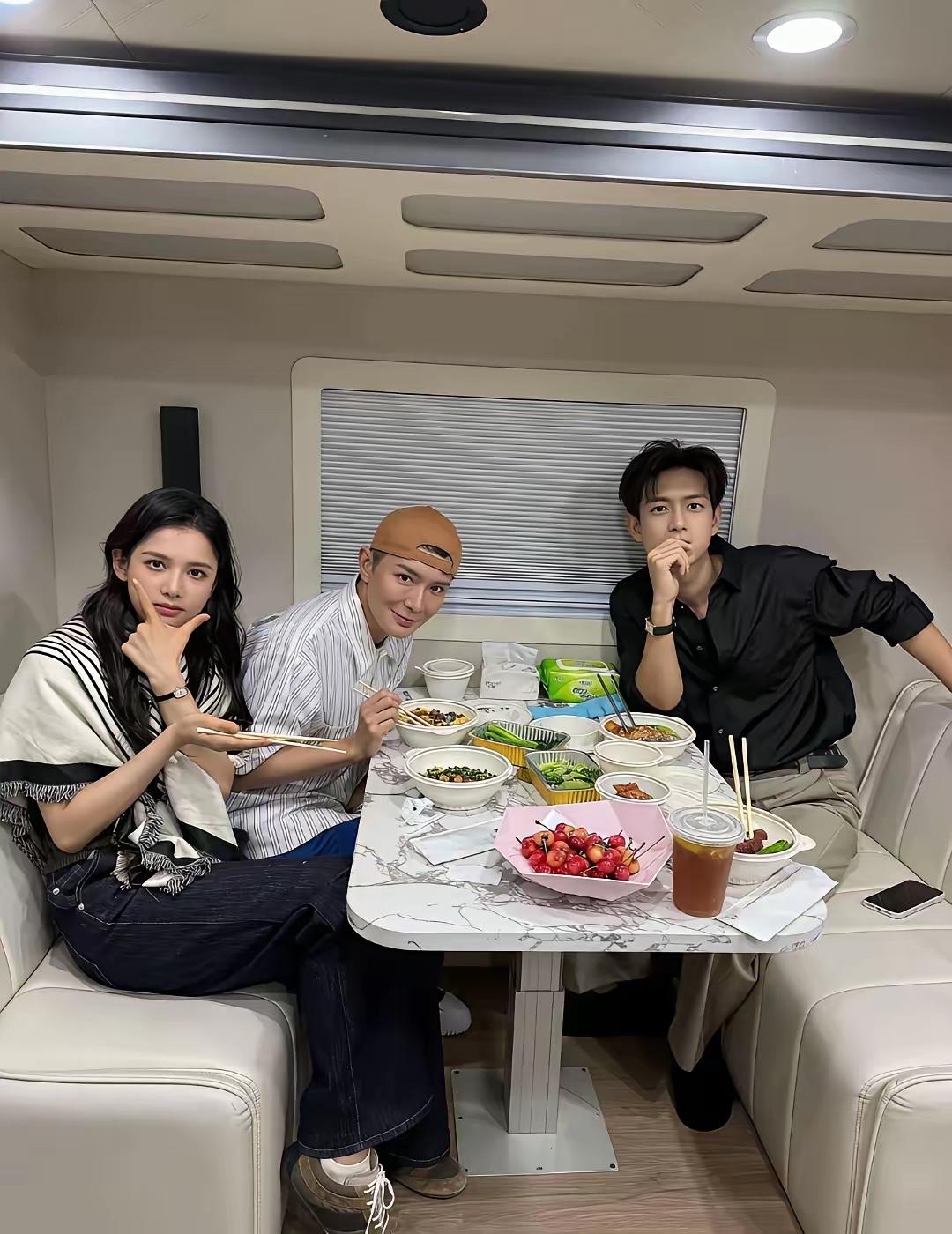李现张婧怡我认识二位演员，请问一下这位大佬是谁？