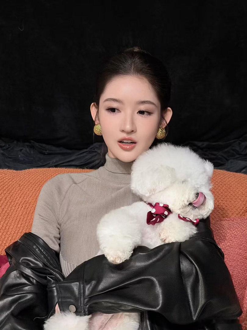 接王玉雯事业运 王玉雯近期商务一个接一个官宣，时尚表现力和商业价值一起往上走。努