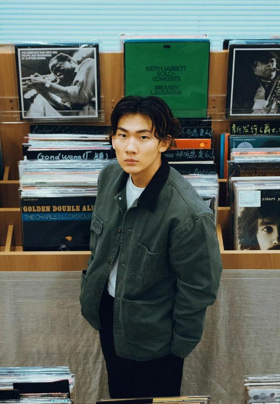 苏翊鸣接住开幕式最美雪花接住一片浪漫雪花，更守护一整座纯净雪山❄️场外的苏翊鸣，