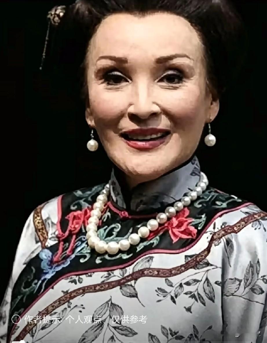 她年轻时长得太美了
追她的都是非富即贵的有钱人
如今70岁依旧单身一人
你知道她