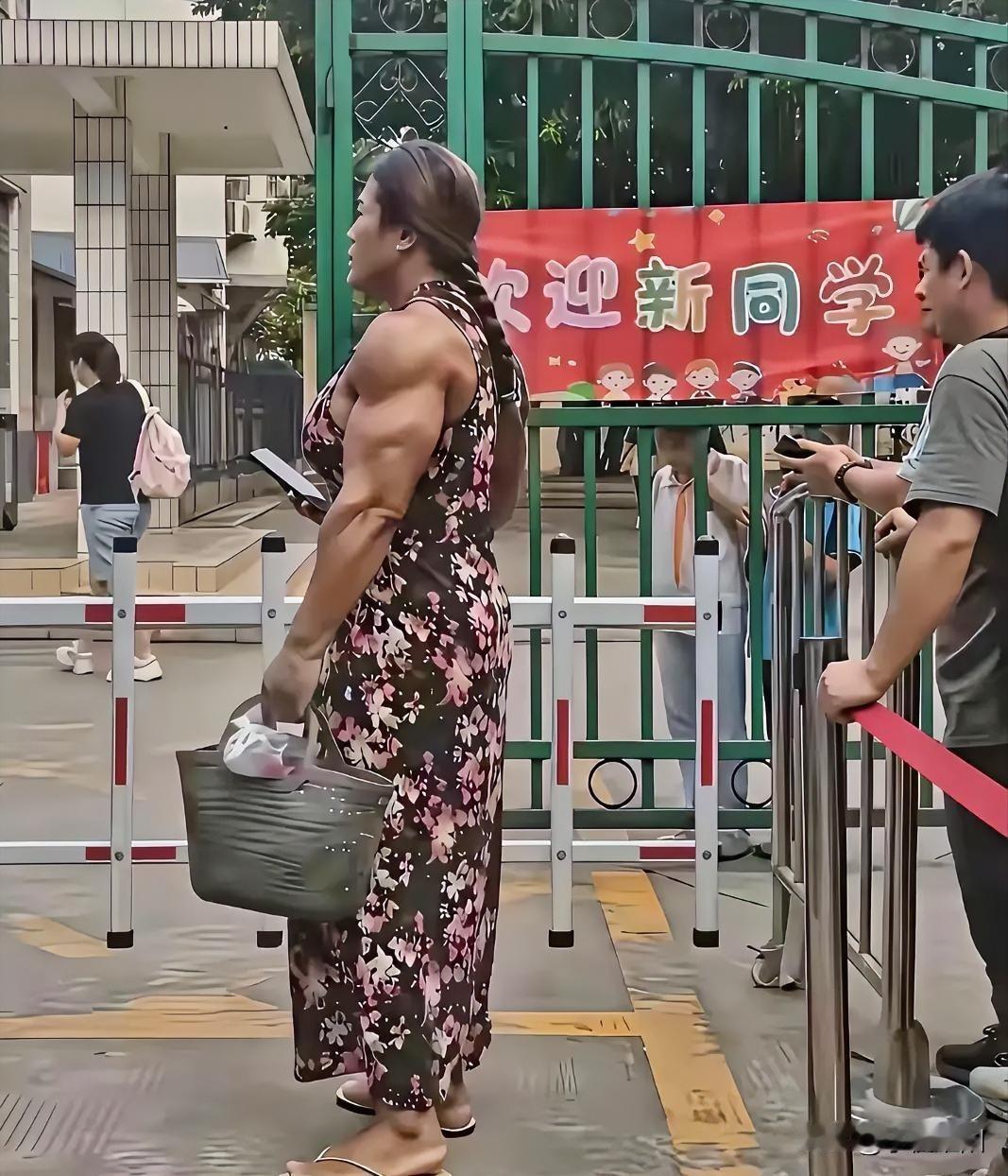 她的孩子应该没人敢欺负吧