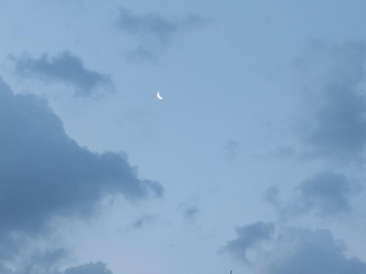 分享一下你随手拍下的清晨的天空2026-6-11清晨：6时，街溜子随拍。