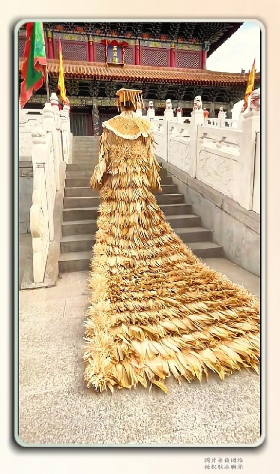 玉米皮变身拖尾华服，太有创意

我是万万没有想到，这件气势十足的帝王拖尾华服，原