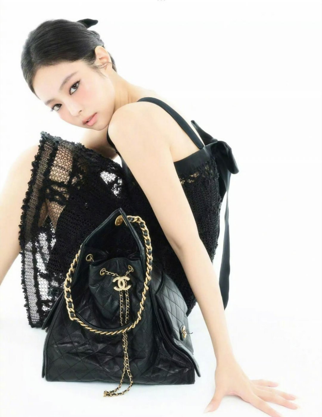杂志拍摄于一月底Jennie在巴黎受邀出席香奈儿高定秀期间，独家专访也来咯！✨ 