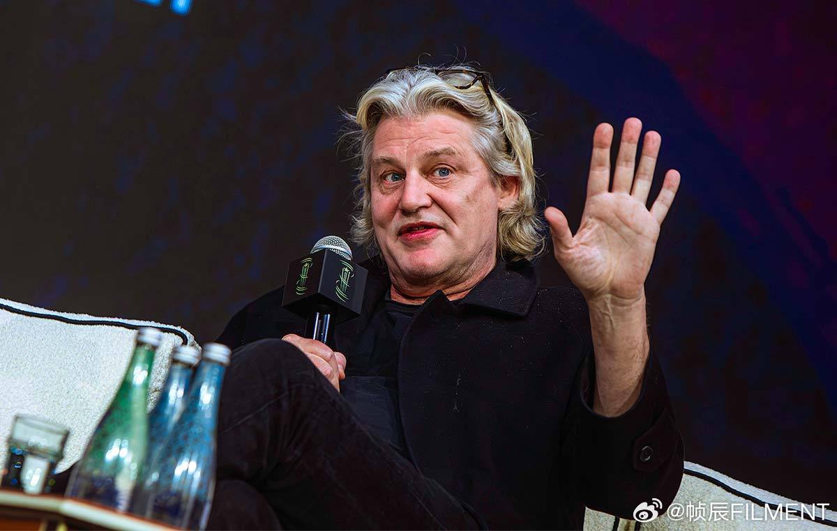 安德鲁·多米尼克称布拉德·皮特将他从“导演监狱”中解救出来，并谈论了他那部饱受争