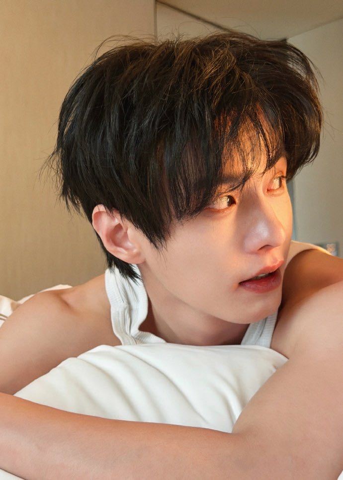 何与白色背心肌肉男 简单白背心直接穿出满分男友感！肩背线条利落又有型，少年气和力