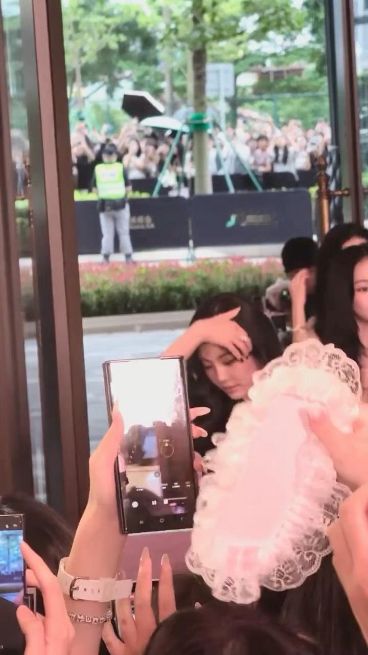 这个女人撩头发好美😻宁艺卓 ​​​