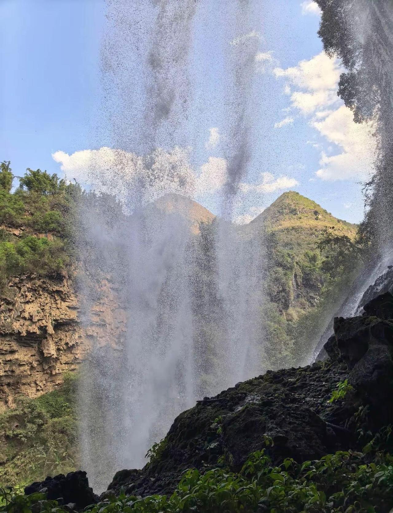 风景真的太美了，就是人多，有点热，推荐平时爱运动的人去，小朋友和老年人不建议，但