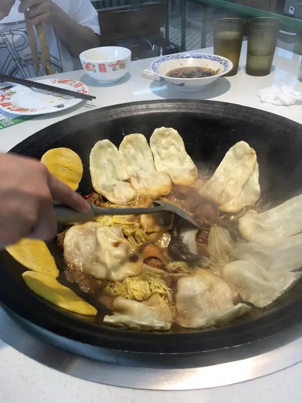 7月22日晚八点多，浙江温州一家铁锅炖小店出了件糟心事。三个染黄头发的年轻小伙进