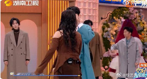 谐音梗是被李雪琴郭俊辰玩明白了李雪琴郭俊辰这谐音梗玩得也太溜了！“航母 = 付航