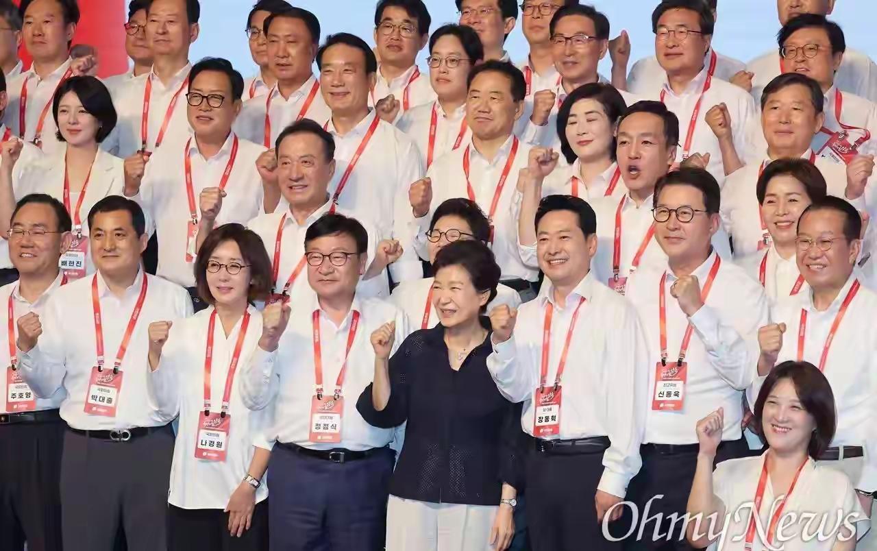 韩国前总统朴槿惠又出来参加国民力量党的活动了，笑容满面的和众人拍照合影，党首张东