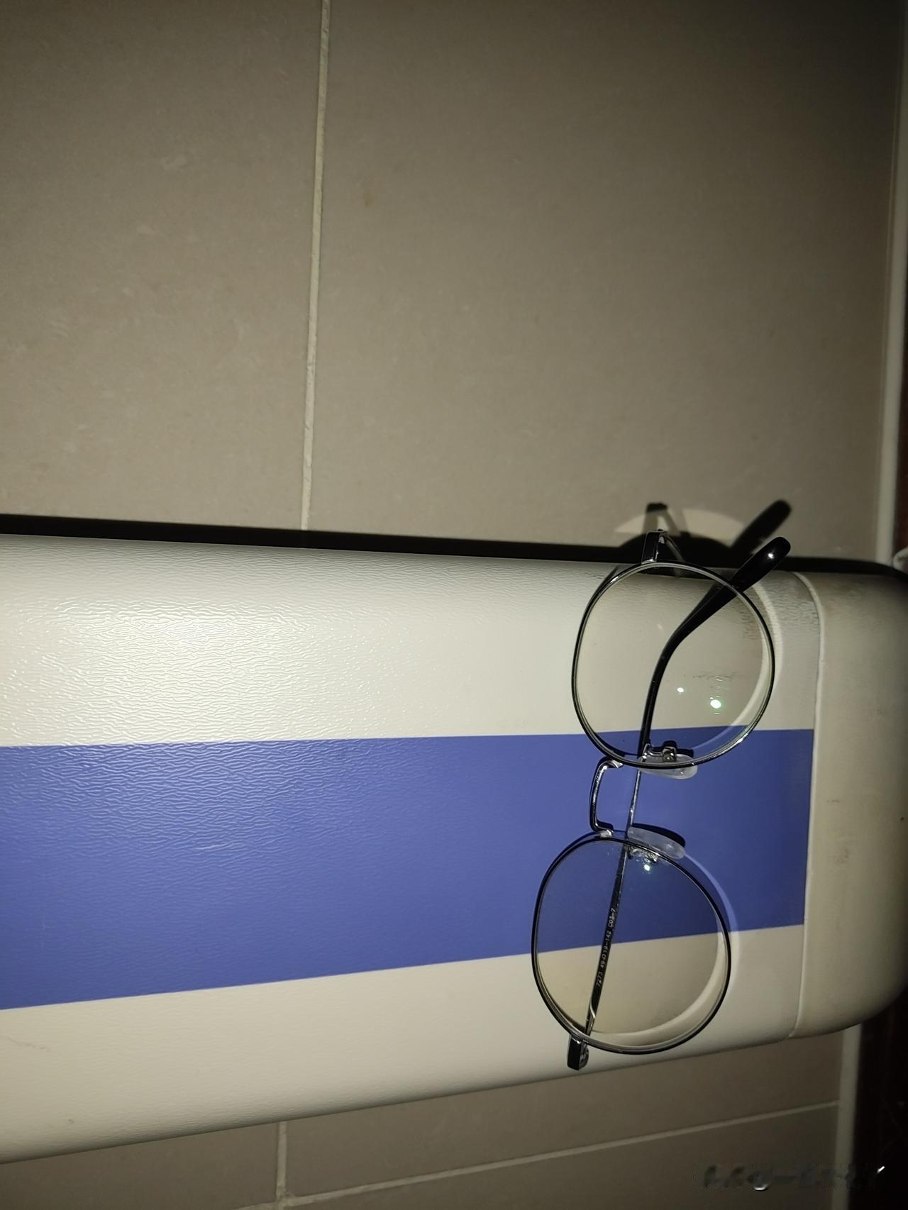 眼镜都没地方放，更不要说水杯了。
我只好把眼镜挂在走廊墙边扶手上，扶手下面就是我