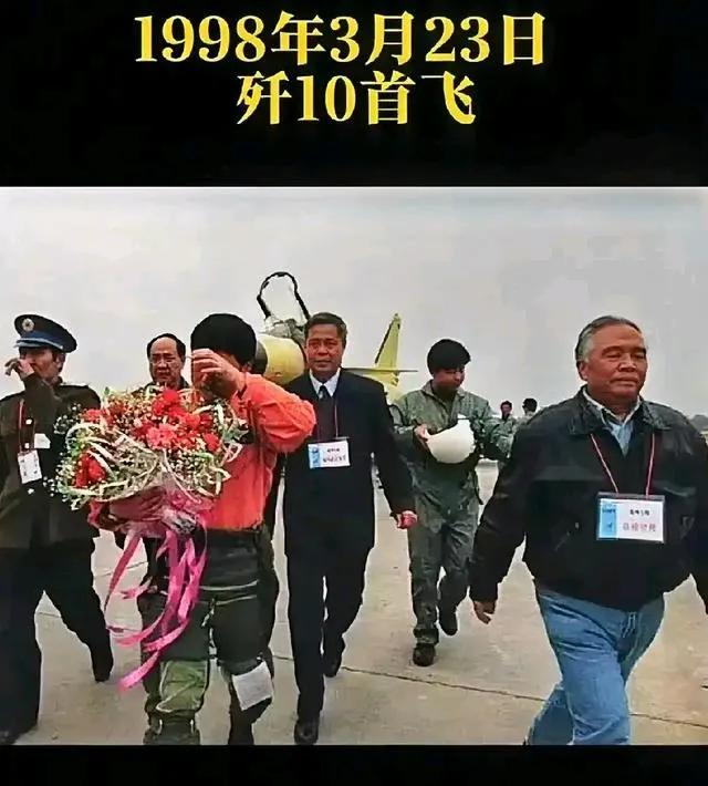 歼十试飞员雷强说：“只要飞机不是空中爆炸解体，有再大的困难，我也会把飞机飞回来，