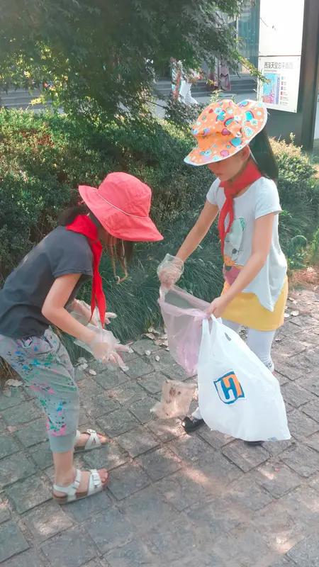 还可以让孩子在假期体验摆摊卖小物件，这能锻炼他们的沟通能力和理财意识。在与顾客交